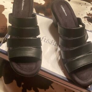 Croft & Barrow Women’s Black Sandals Size 10